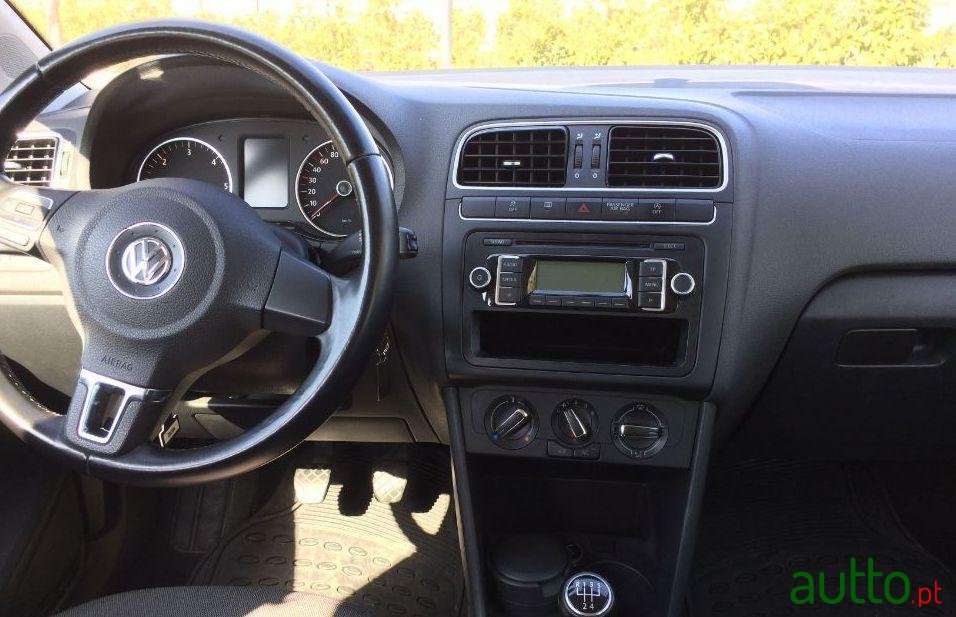 2011' Volkswagen Polo photo #2