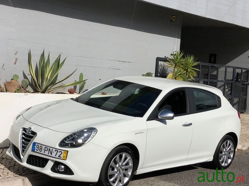 2015' Alfa Romeo Giulietta photo #4