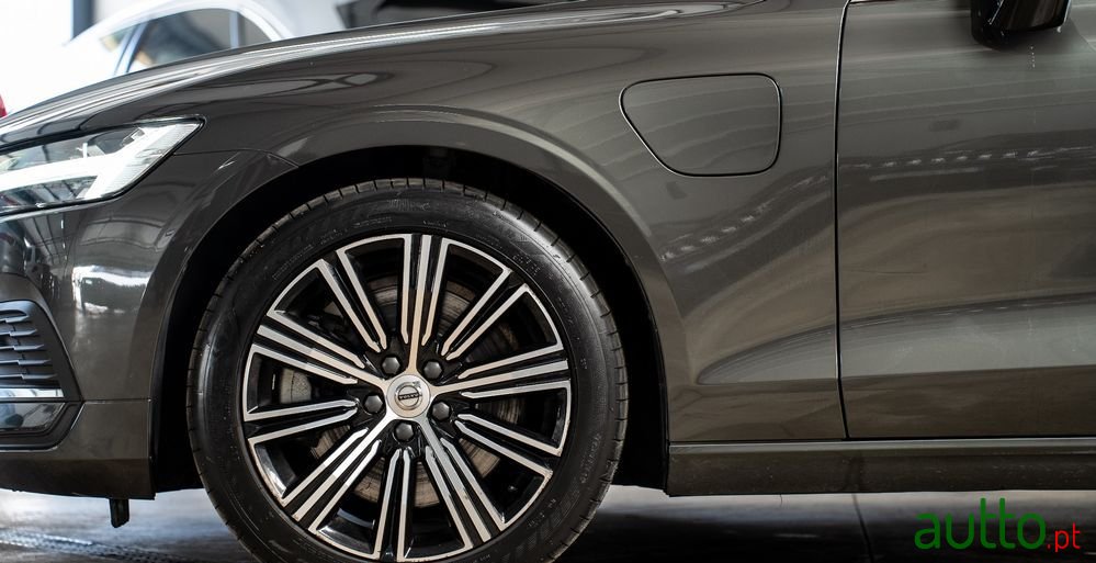 2020' Volvo V60 photo #2