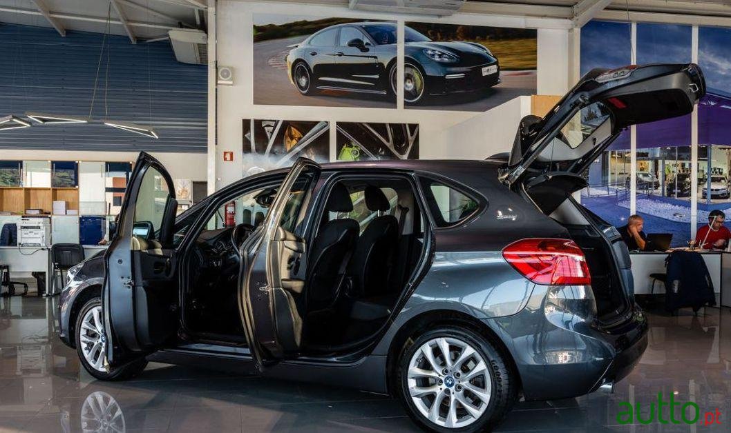 2017' BMW 225Xe Active Tourer photo #2