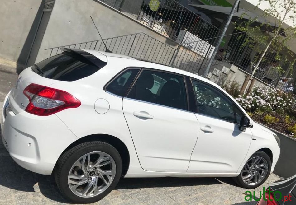 2011' Citroen C4 photo #1