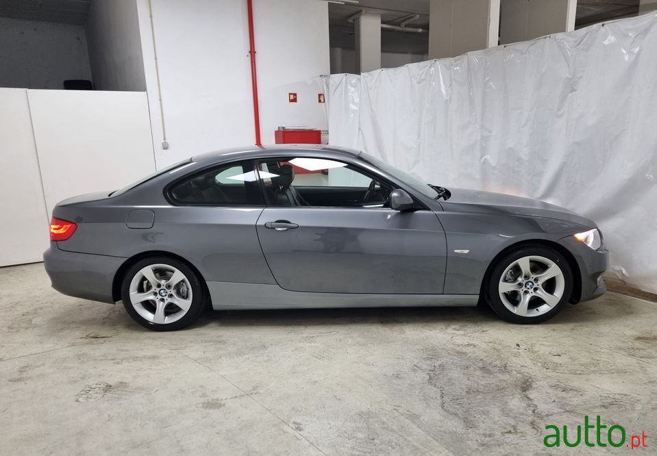 2011' BMW 320 photo #4