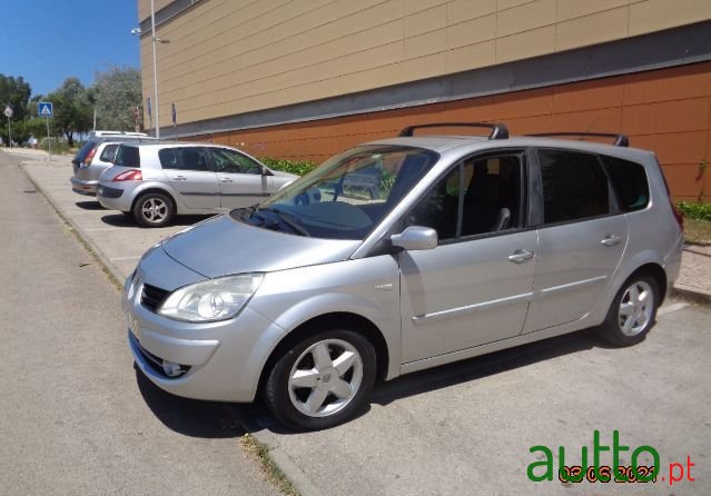 2008' Renault Grand Scenic photo #2