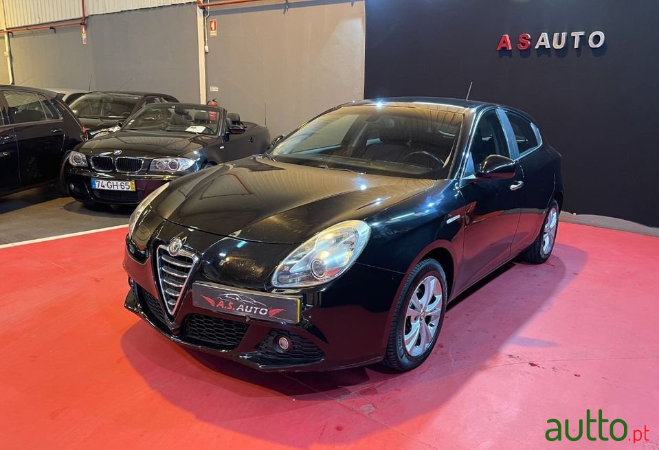 2012' Alfa Romeo Giulietta photo #5