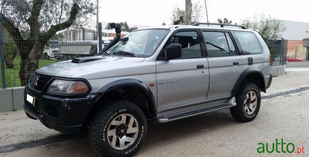 2000' Mitsubishi Pajero Sportwagon photo #2