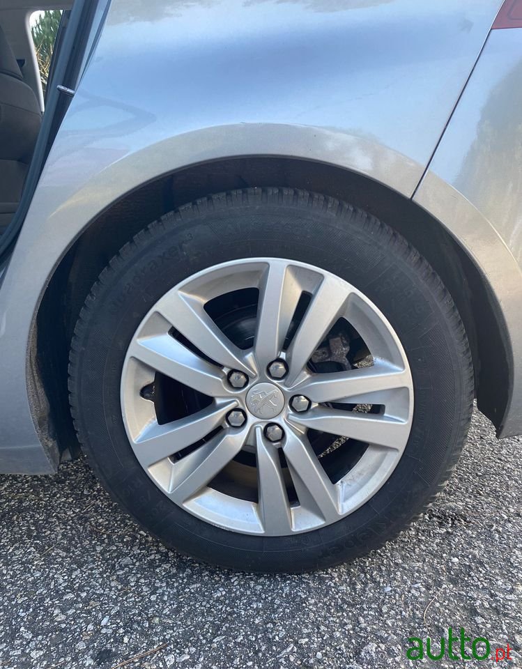 2015' Peugeot 308 photo #5