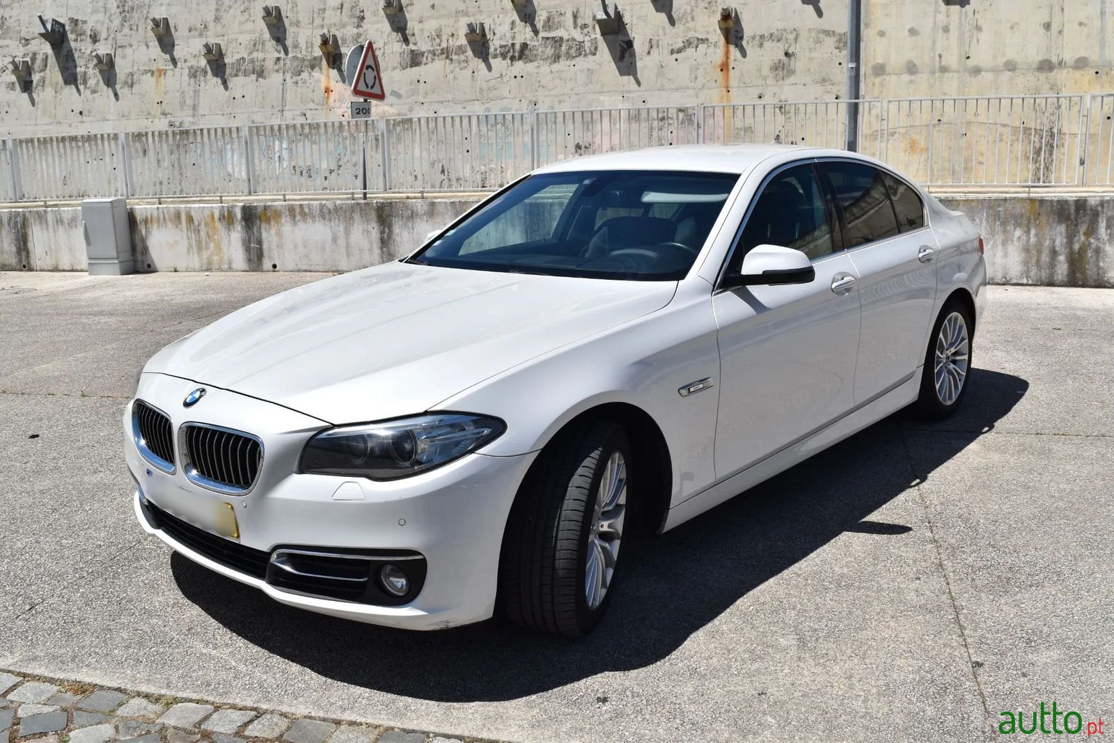 2015' BMW 520 photo #3