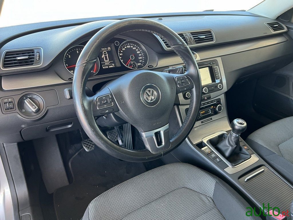 2011' Volkswagen Passat photo #2