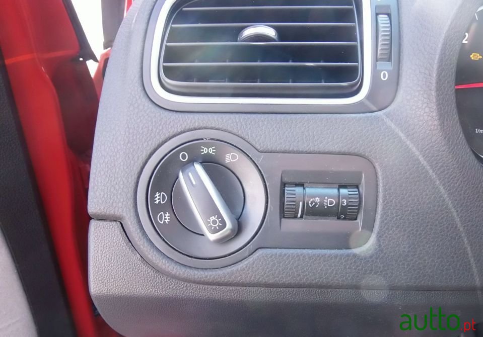 2010' Volkswagen Polo photo #5