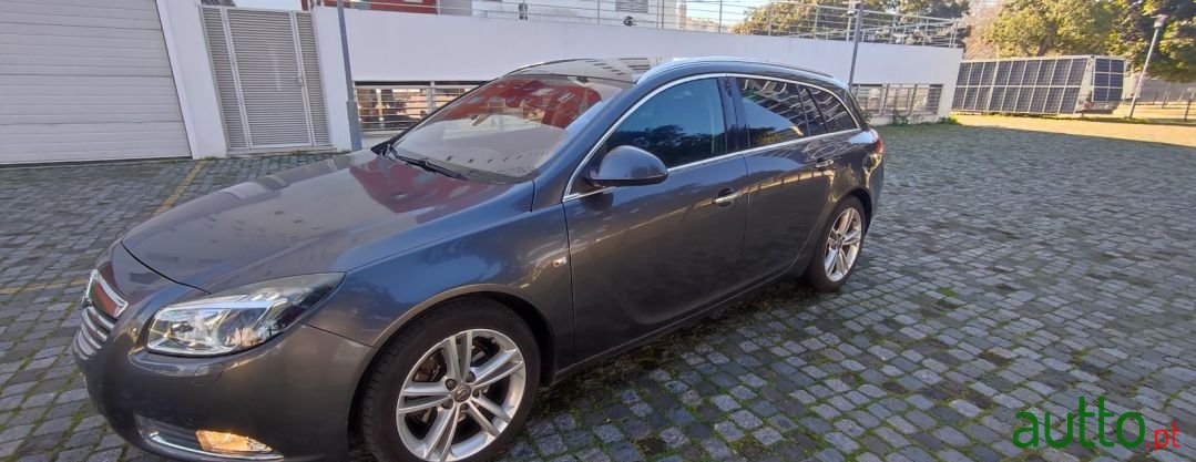 2011' Opel Insignia Sports Tourer photo #1