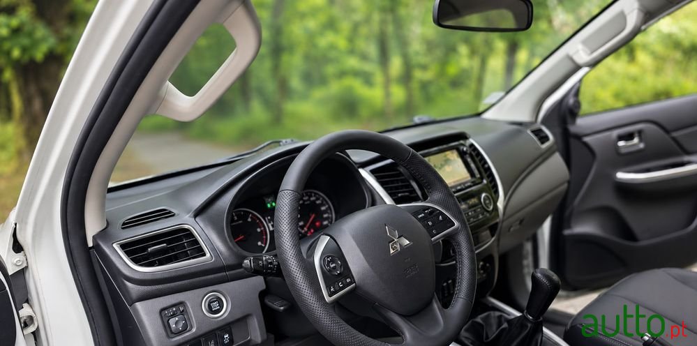 2017' Mitsubishi L200 Pick Up 4X4 photo #6