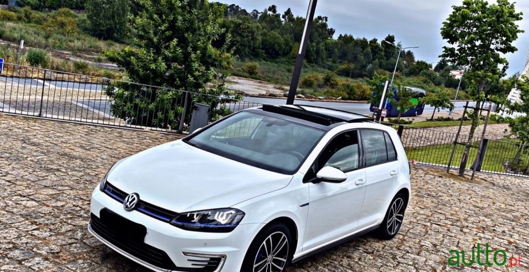 2015' Volkswagen Golf photo #1