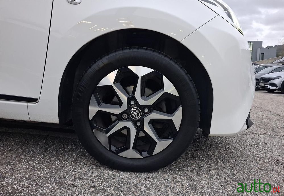 2022' Toyota Aygo 1.0 X-Play photo #4