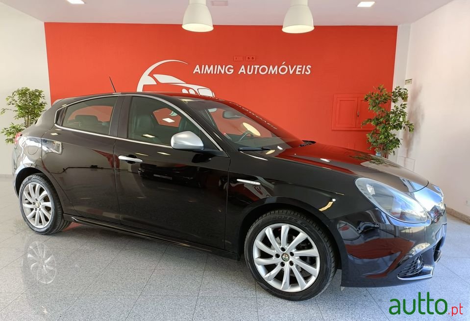 2011' Alfa Romeo Giulietta photo #1