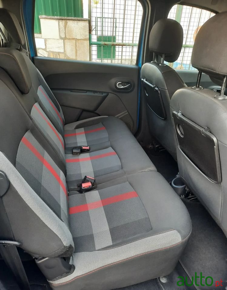 2020' Dacia Lodgy Stepway photo #2