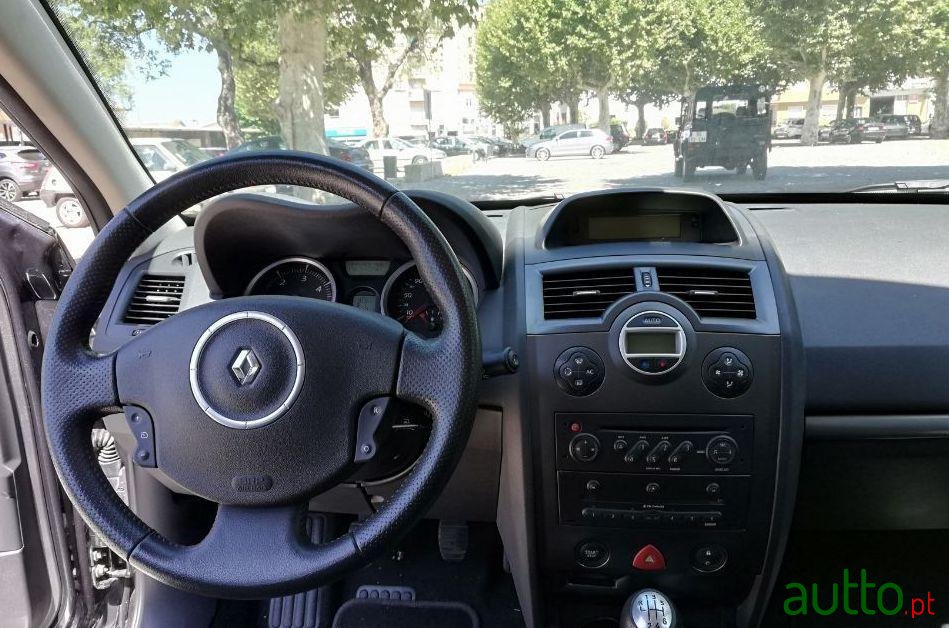 2008' Renault Megane photo #1