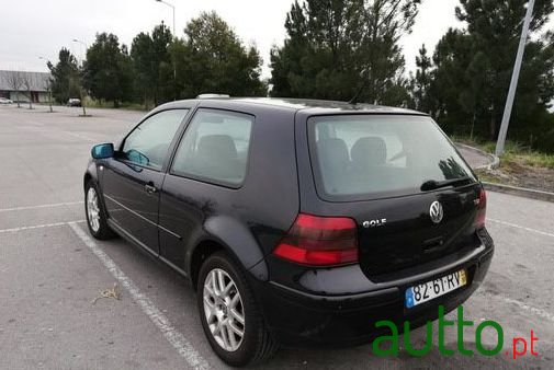 2001' Volkswagen Golf photo #2