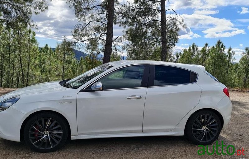 2013' Alfa Romeo Giulietta photo #2
