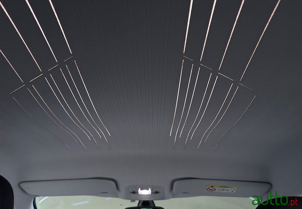 2015' Peugeot 2008 photo #4