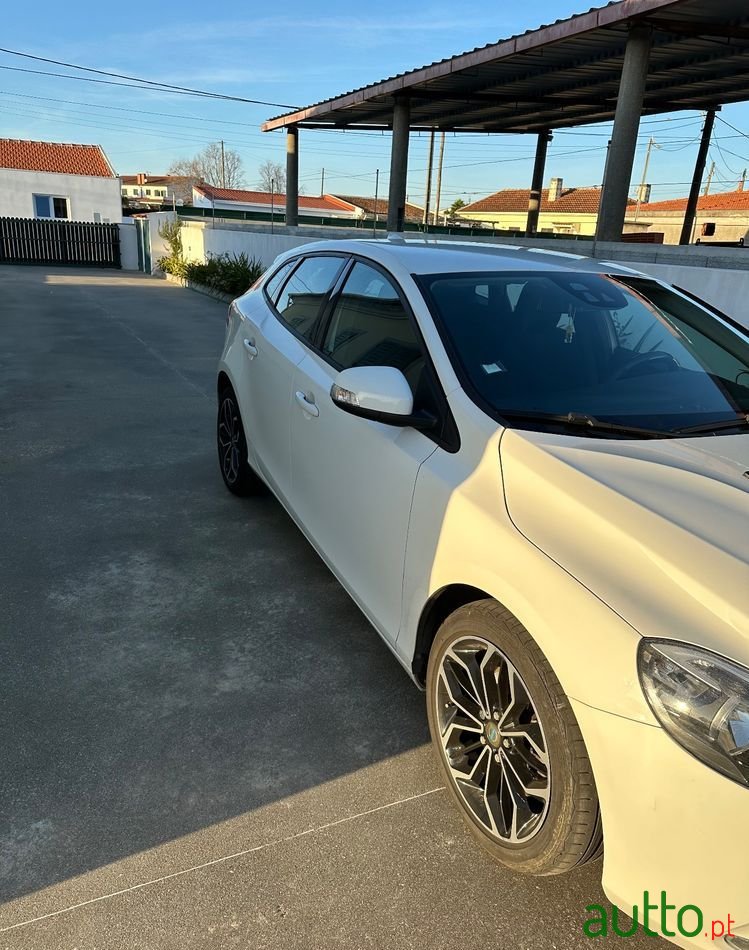 2013' Volvo V40 photo #3