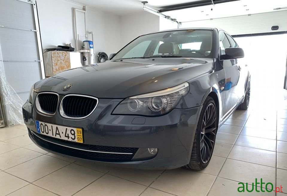 2009' BMW 520 photo #1