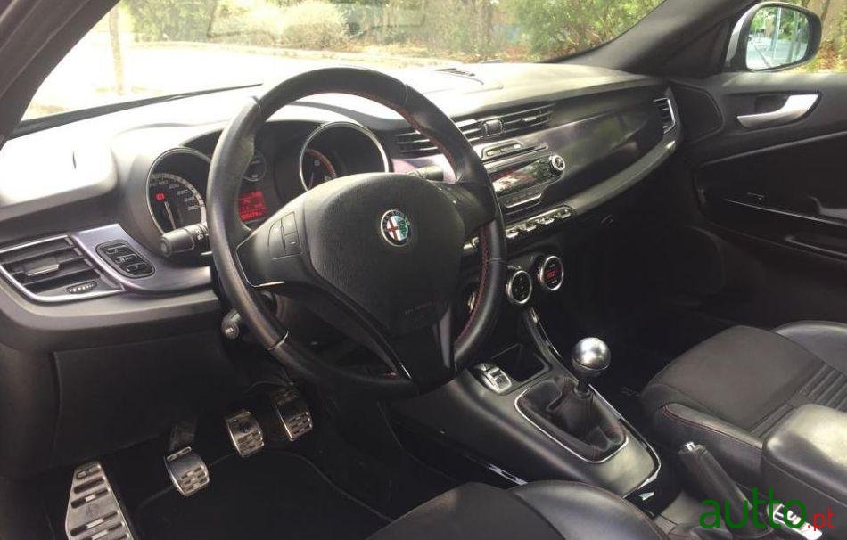 2010' Alfa Romeo Giulietta Jtdm photo #1