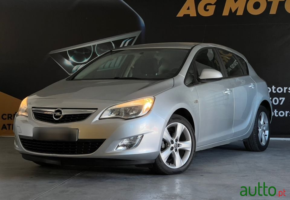 2010' Opel Astra photo #2