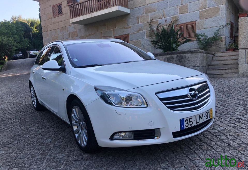 2011' Opel Insignia Sports Tourer photo #1
