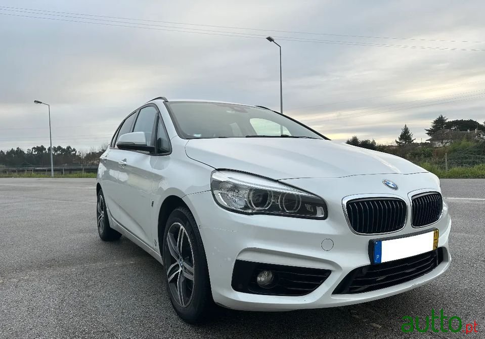 2017' BMW 225Xe Active Tourer photo #5