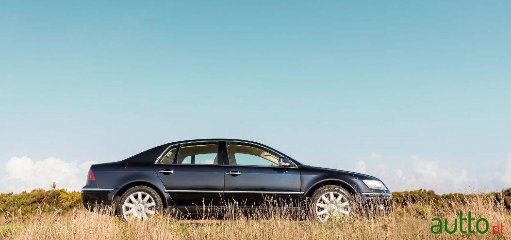2005' Volkswagen Phaeton photo #2