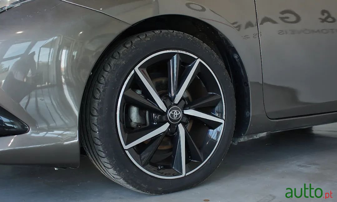 2017' Toyota Auris Touring Sports photo #3