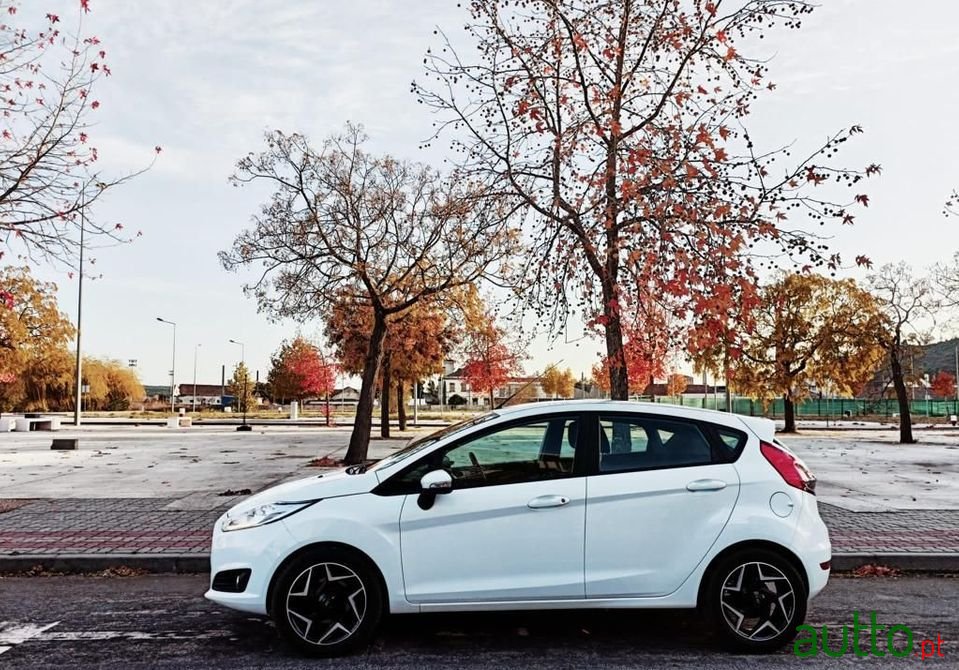 2015' Ford Fiesta photo #3