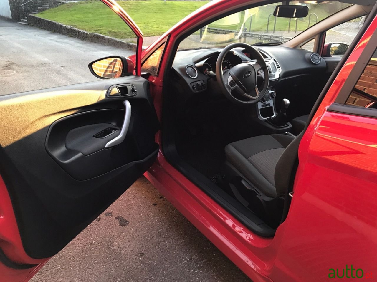 2011' Ford Fiesta photo #2