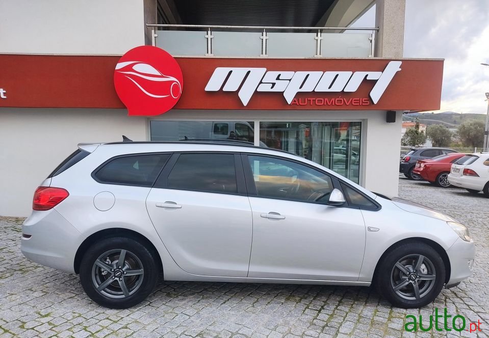 2011' Opel Astra Sports Tourer photo #1