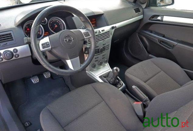 2009' Opel Astra Gtc photo #2