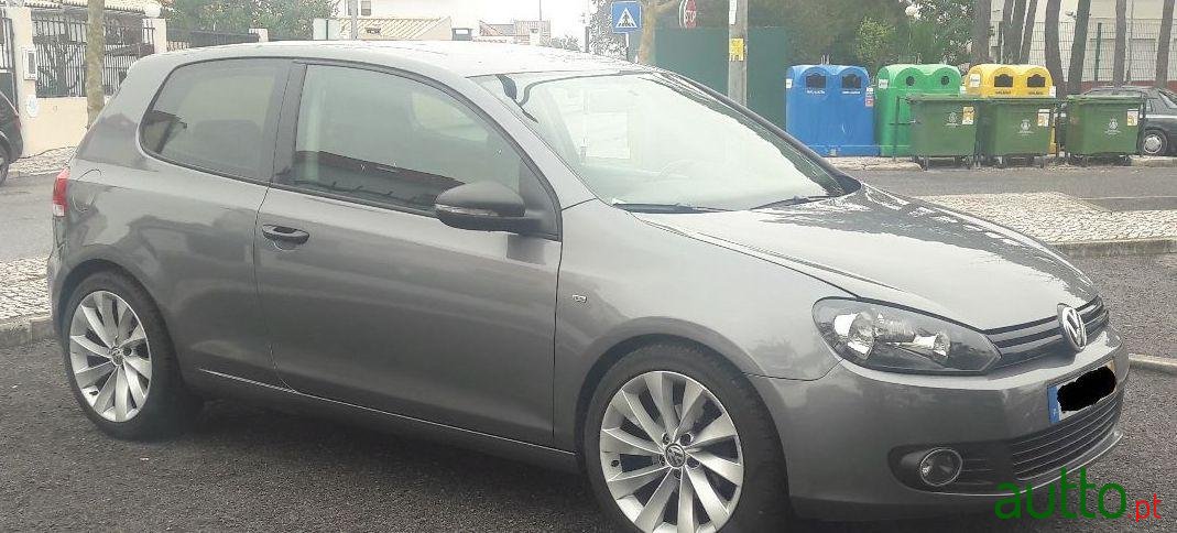 2010' Volkswagen Golf 1.6 Tdi Bluemotion photo #1