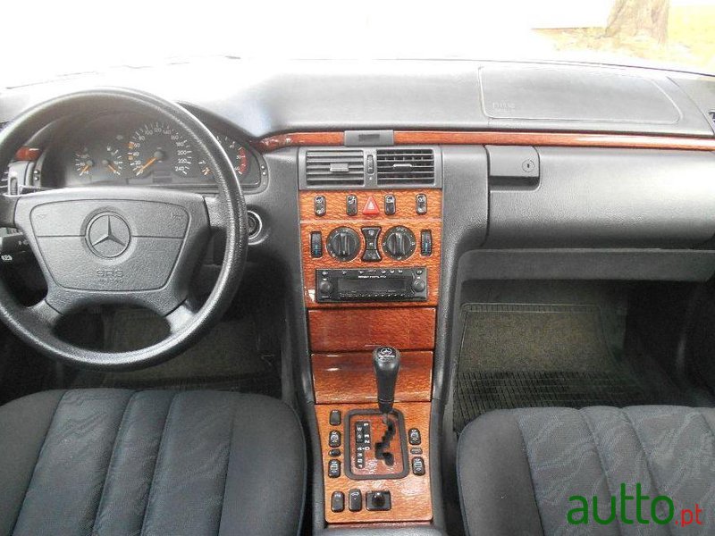 1999' Mercedes-Benz E-200 photo #1