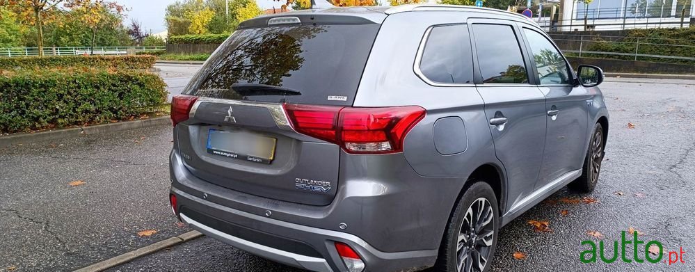 2018' Mitsubishi Outlander photo #2