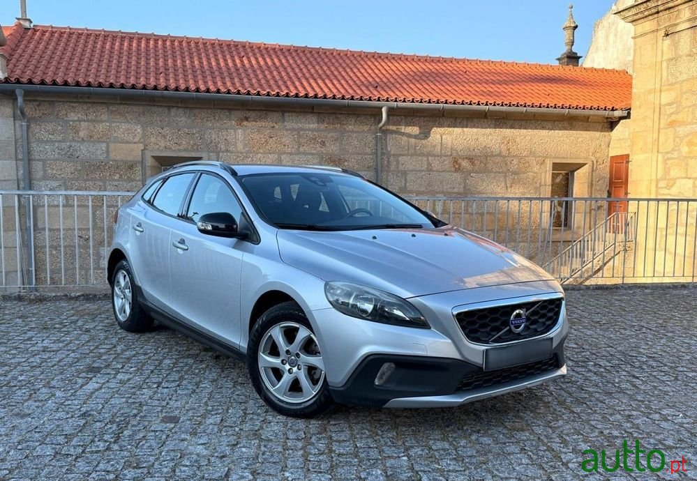 2014' Volvo V40 Cross Country photo #3