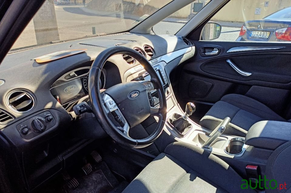 2009' Ford S-Max photo #3