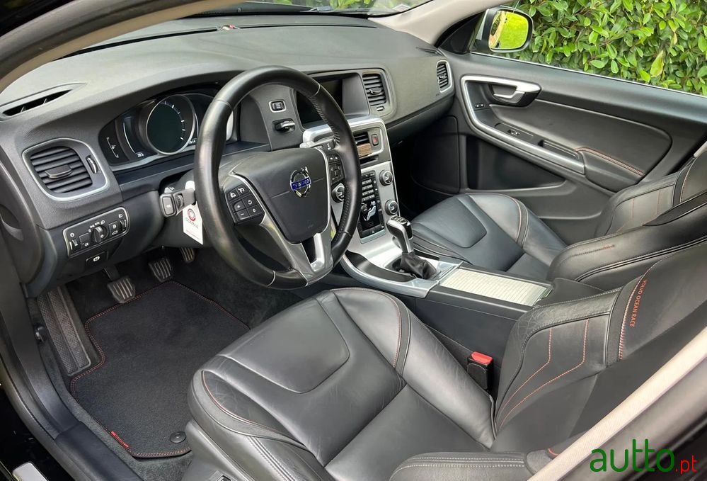 2016' Volvo V60 2.0 D2 R-Design photo #5