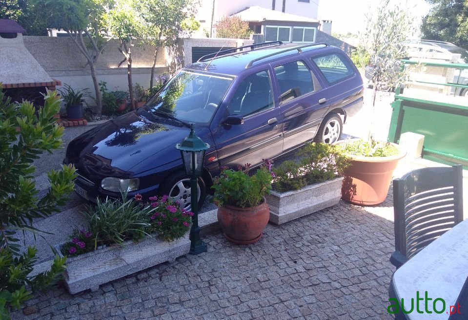 1998' Ford Escort Sw photo #1