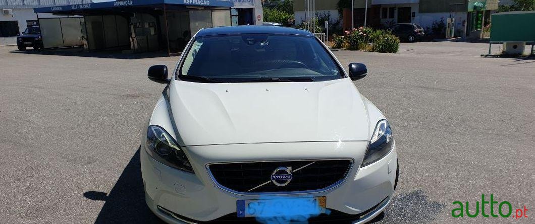 2013' Volvo V40 R Design photo #1