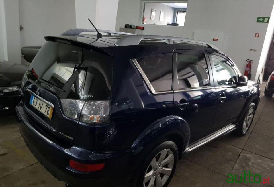 2010' Mitsubishi Outlander photo #2