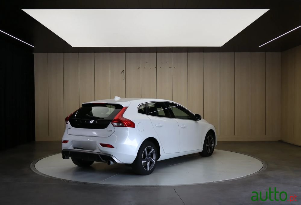 2015' Volvo V40 D2 Rdesign photo #5