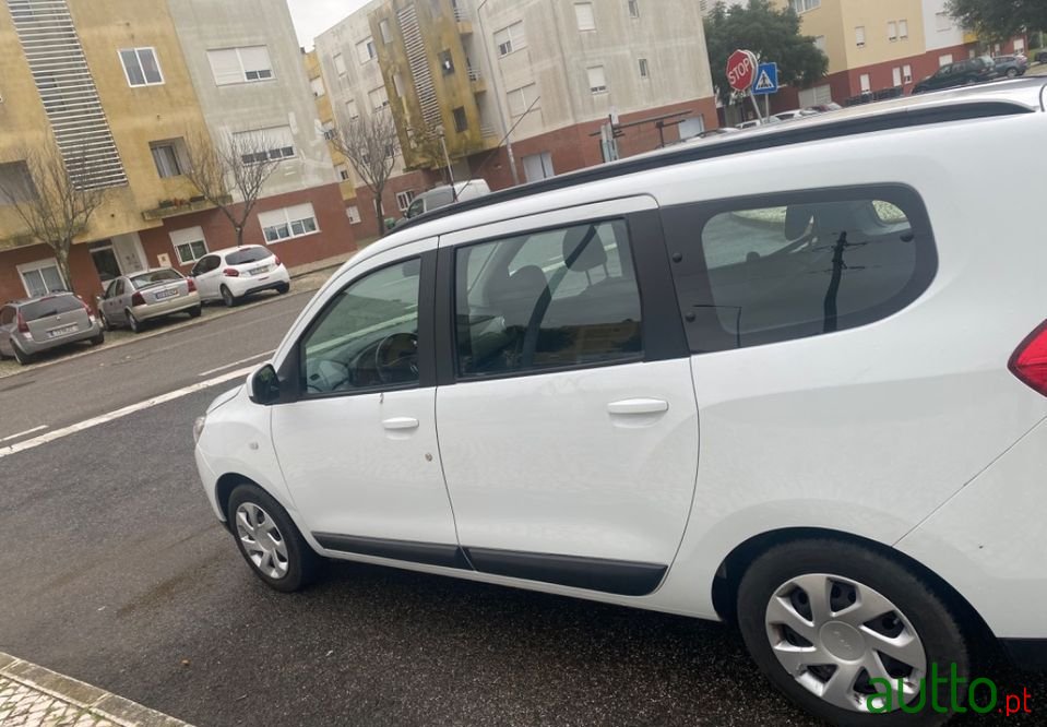 2016' Dacia Lodgy photo #3