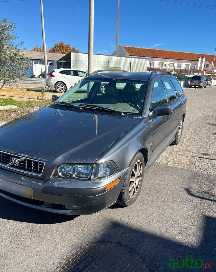 2002' Volvo V40 1.9 D Cr photo #2