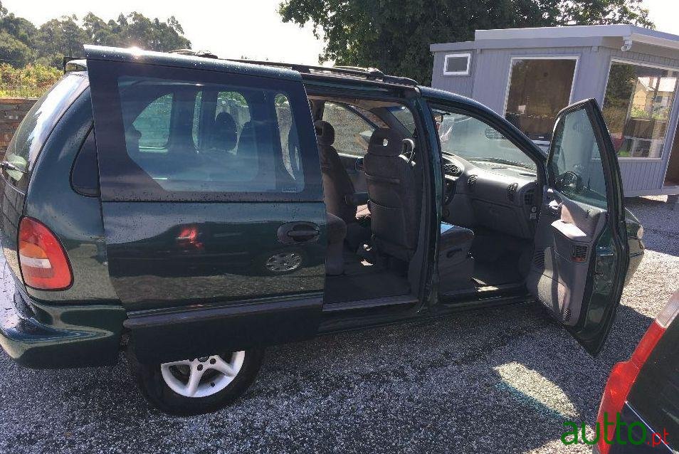 1998' Chrysler Voyager 2.5 Td 7 Lugares photo #1