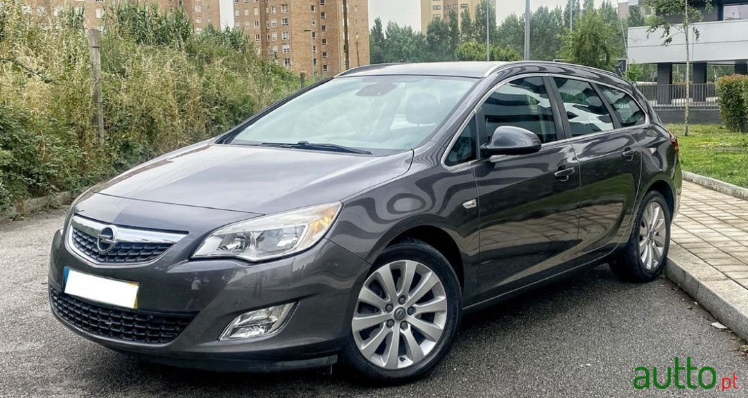 2011' Opel Astra Sports Tourer photo #1