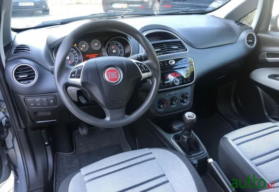 2011' Fiat Punto Evo photo #5